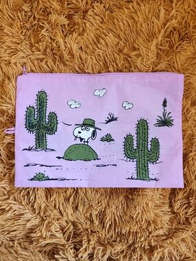 NWOT BAGGU Pink Snoopy Desert Zip Pouch